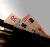 Studierende in Bayern leben 2024 zunehmend von eigener Erwerbstätigkeit 